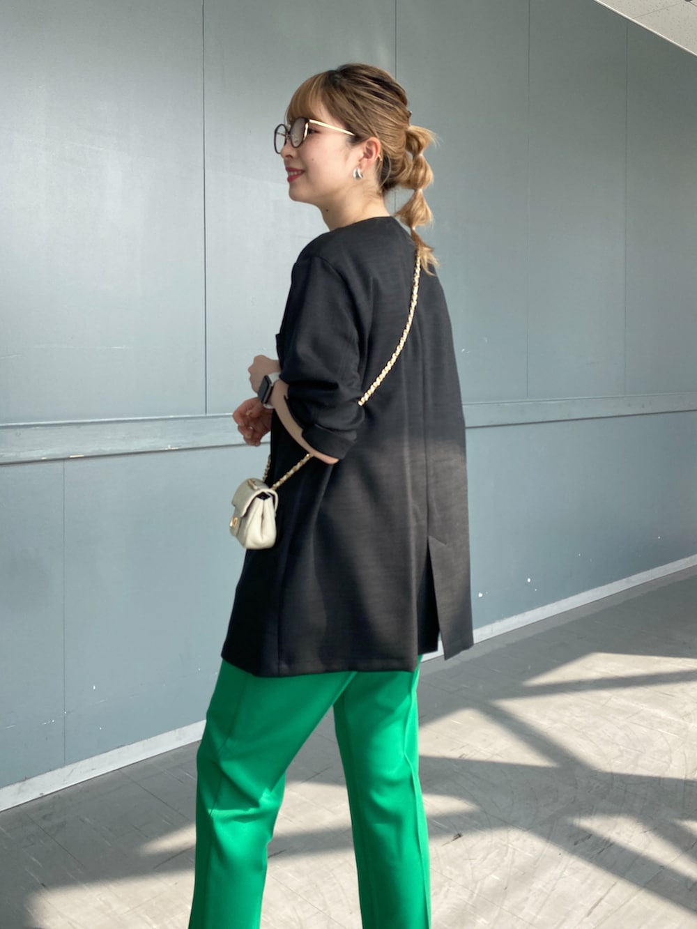 ホワイト系のTシャツ/カットソー、グレー系のノーカラージャケット、グリーン系のその他パンツを着用したレディースの春コーディネートの3枚目の写真