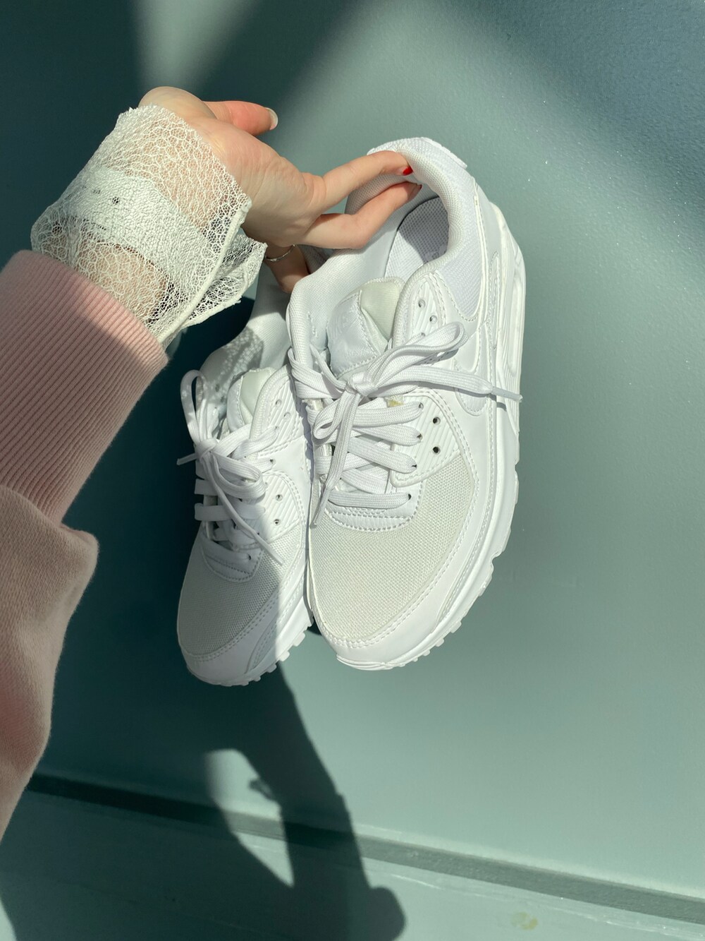 ピンク系のTシャツ/カットソー、ホワイト系のTシャツ/カットソー、ベージュ系のスカートを着用したレディースの春コーディネートの5枚目の写真