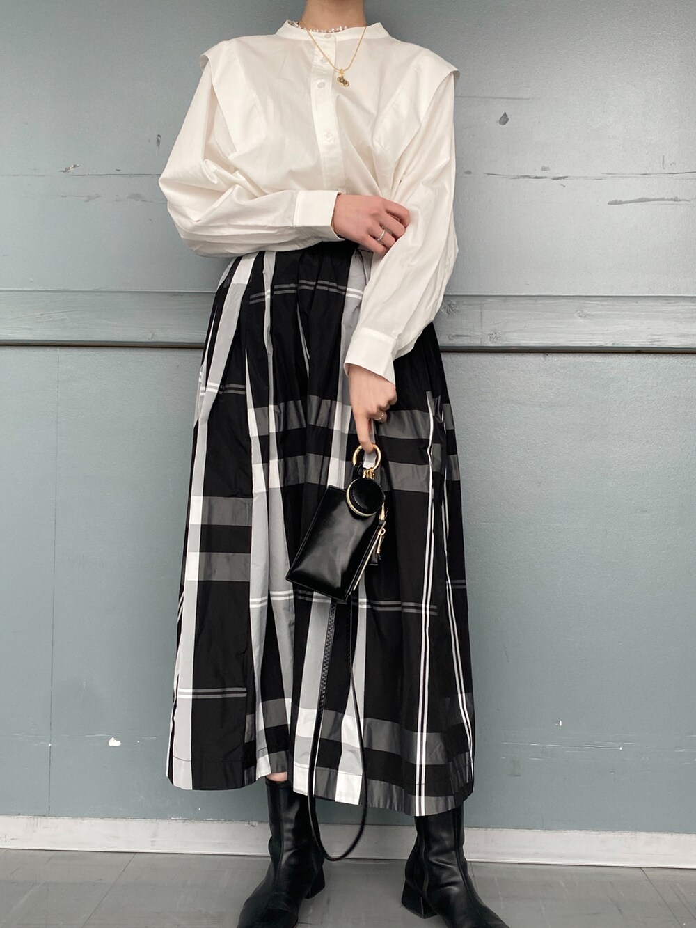 ホワイト系のシャツ/ブラウス、ブラック系のスカートを着用したレディースの冬コーディネートの5枚目の写真