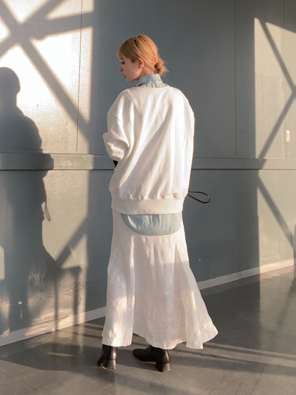 ホワイト系のTシャツ/カットソー、ブルー系のシャツ/ブラウス、ホワイト系のスカートを着用したレディースの冬コーディネートの2枚目の写真