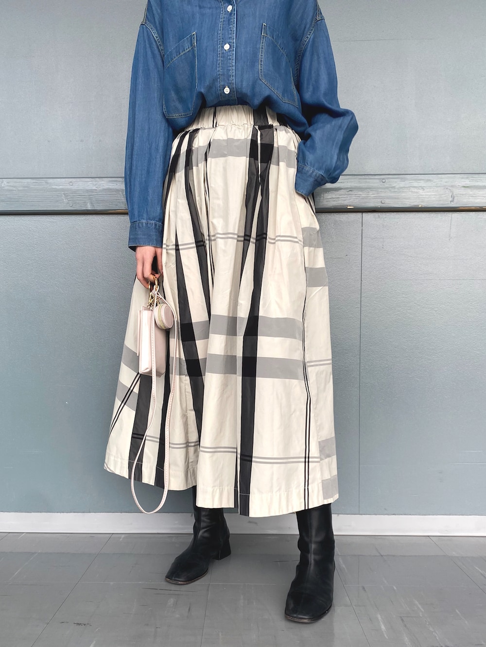 ブルー系のシャツ/ブラウス、ベージュ系のステンカラーコート、ホワイト系のスカートを着用したレディースの冬コーディネートの5枚目の写真