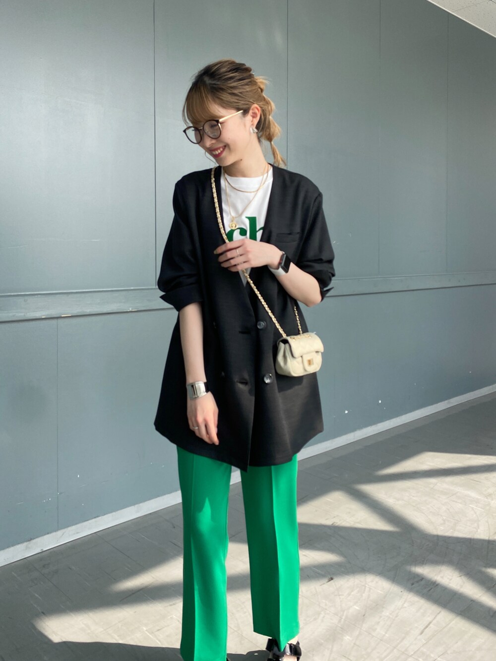 ホワイト系のTシャツ/カットソー、グレー系のノーカラージャケット、グリーン系のその他パンツを着用したレディースの春コーディネートの4枚目の写真