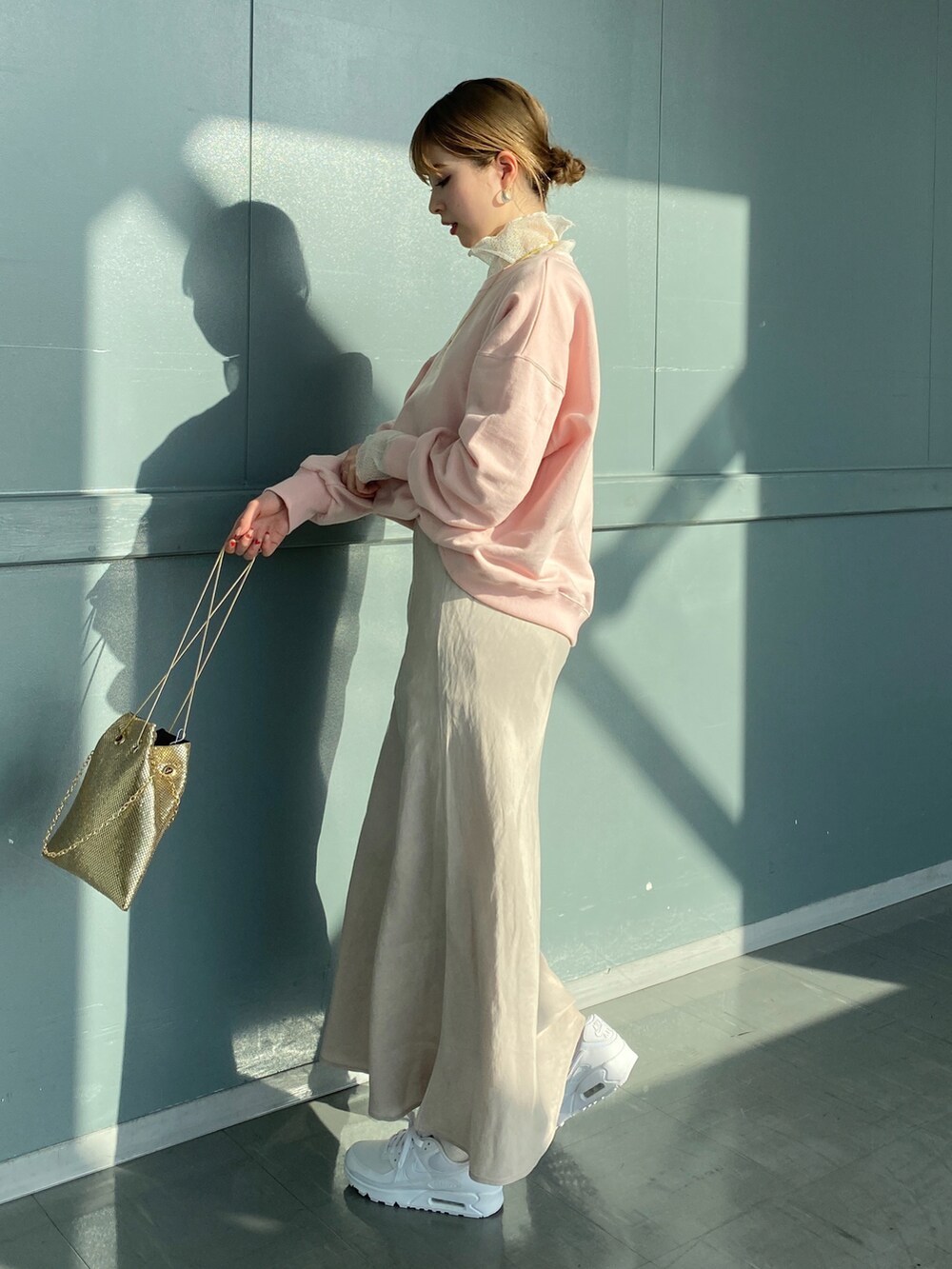 ピンク系のTシャツ/カットソー、ホワイト系のTシャツ/カットソー、ベージュ系のスカートを着用したレディースの春コーディネートの2枚目の写真