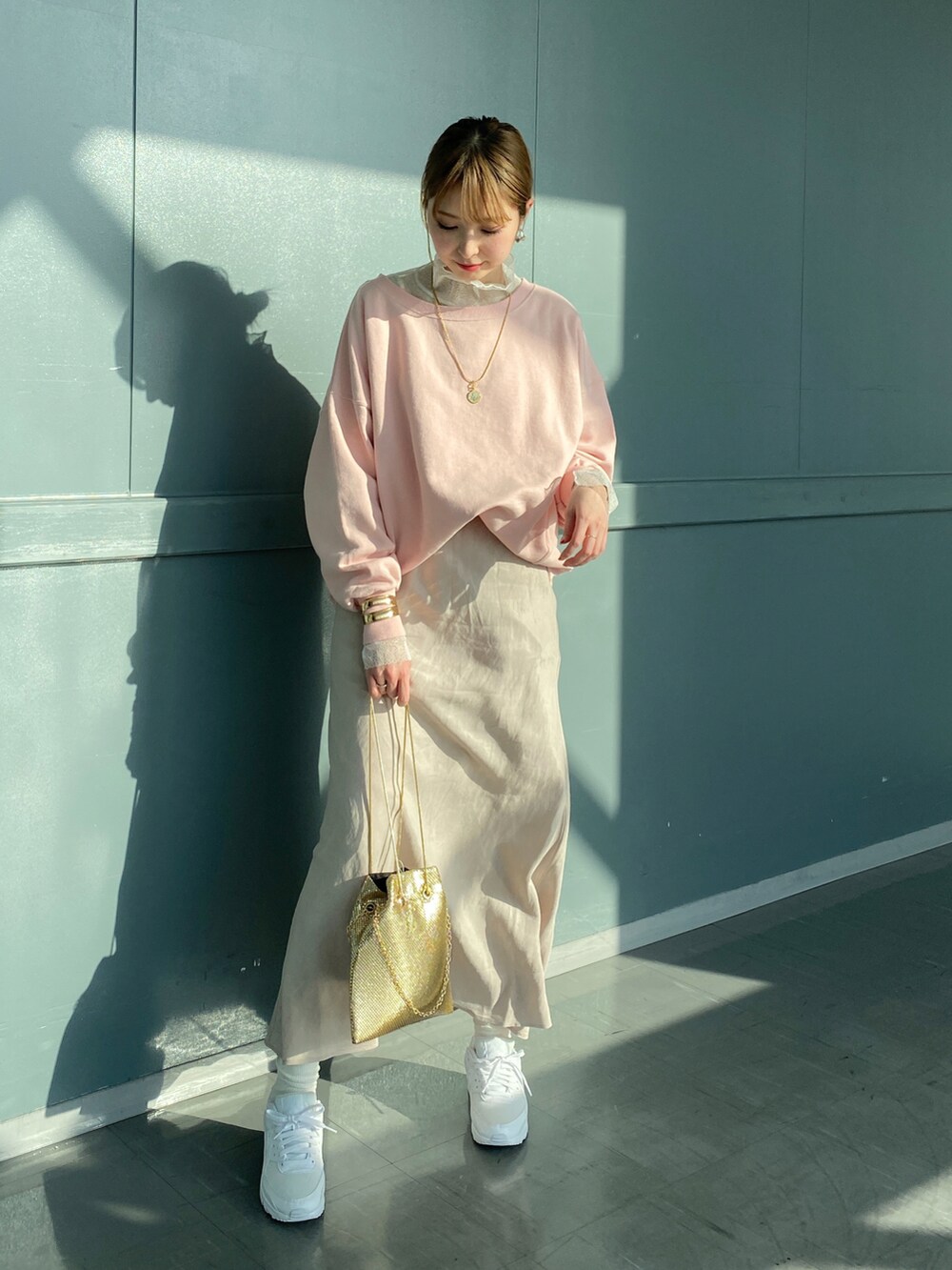 ピンク系のTシャツ/カットソー、ホワイト系のTシャツ/カットソー、ベージュ系のスカートを着用したレディースの春コーディネートの3枚目の写真