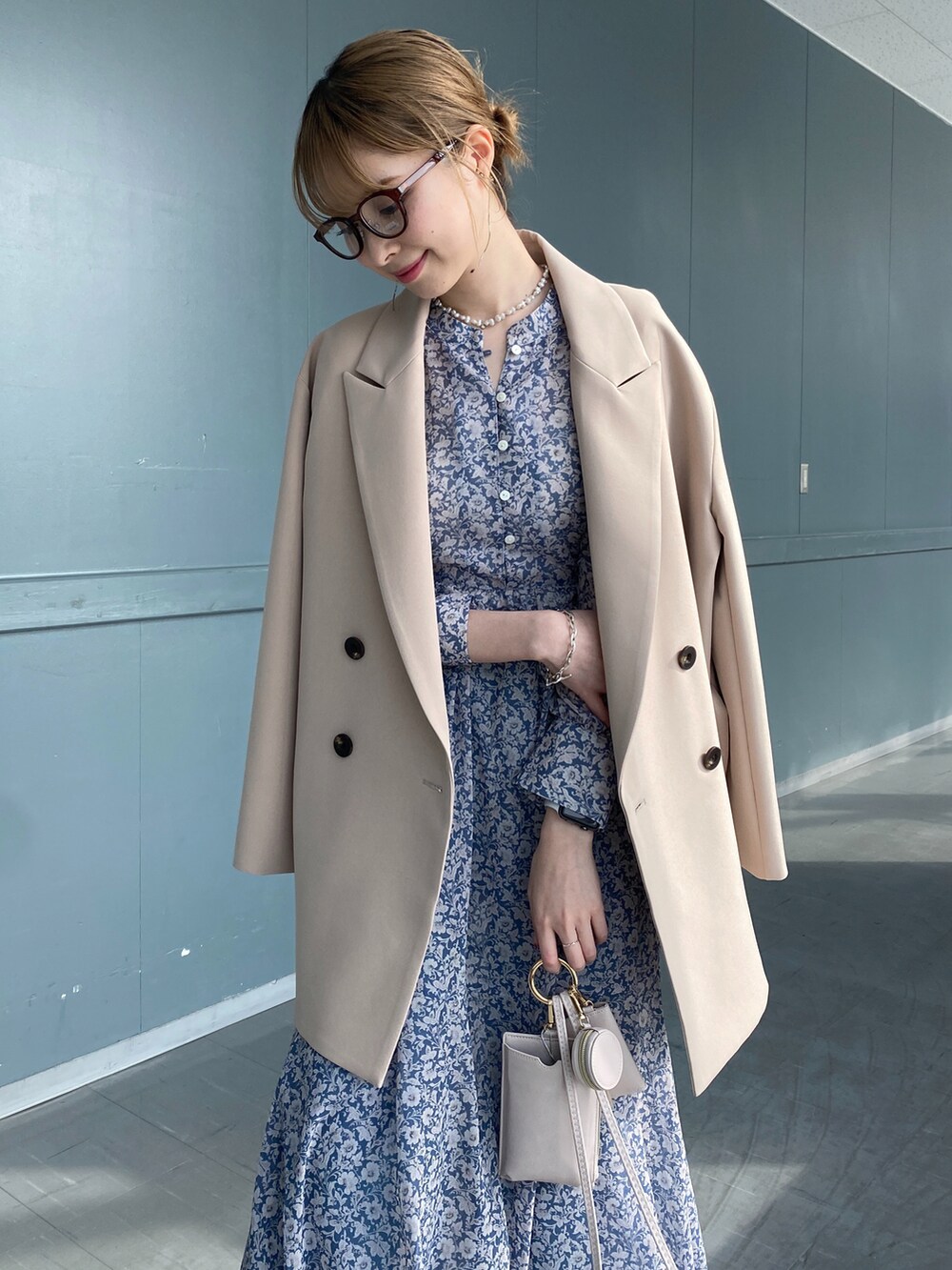 ブルー系のワンピース、ベージュ系のショルダーバッグ、ベージュ系のテーラードジャケットを着用したレディースの冬コーディネートの4枚目の写真