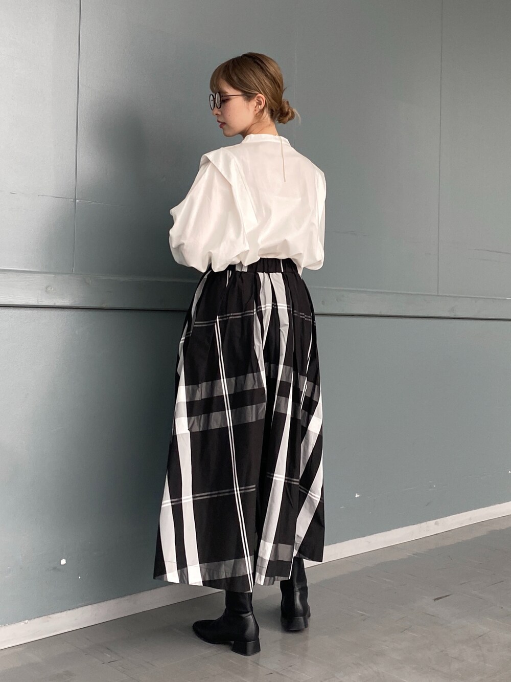 ホワイト系のシャツ/ブラウス、ブラック系のスカートを着用したレディースの冬コーディネートの2枚目の写真