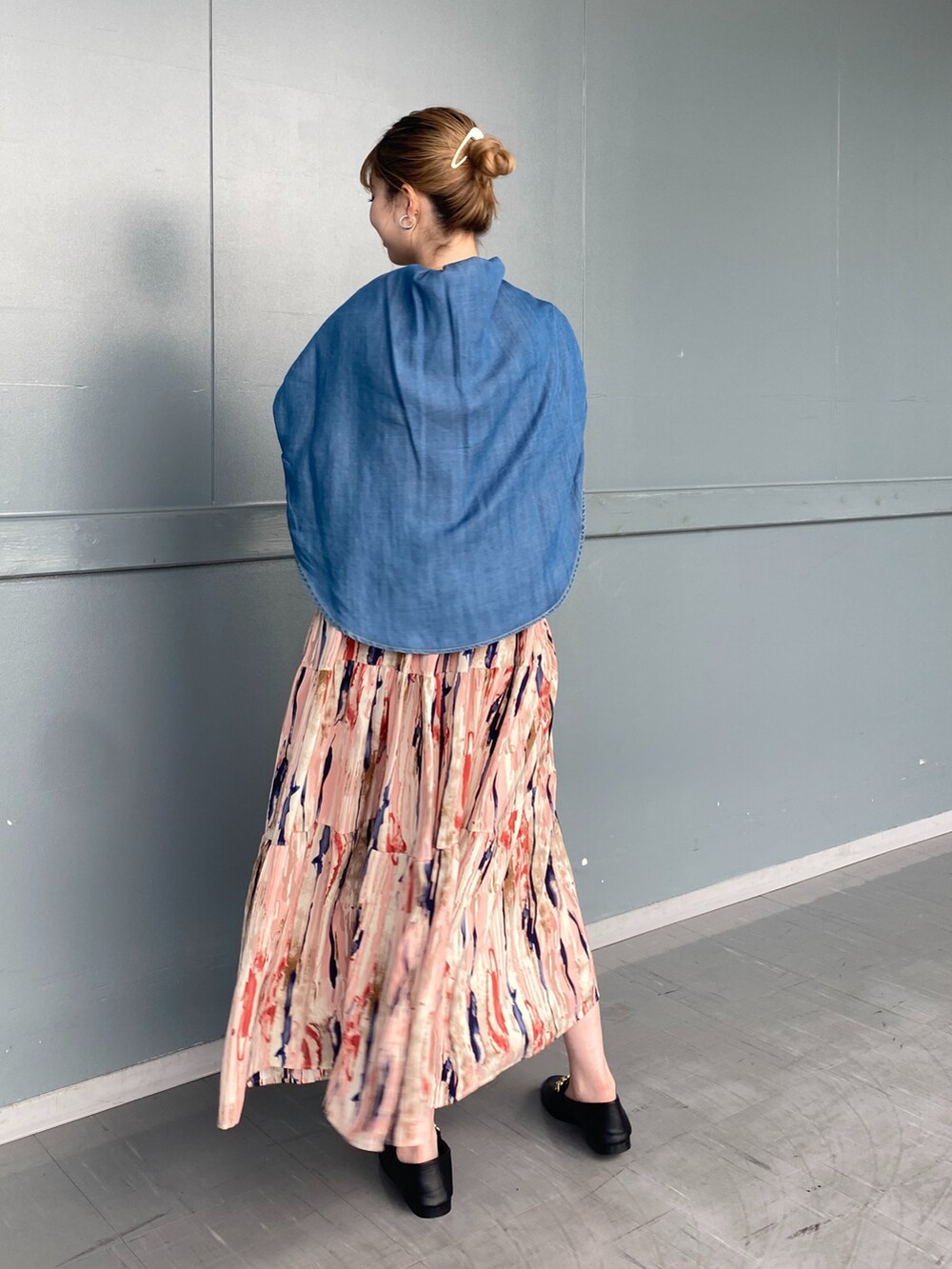 レッド系のワンピース、ブルー系のシャツ/ブラウス、ブラック系のローファーを着用したレディースの春コーディネートの3枚目の写真