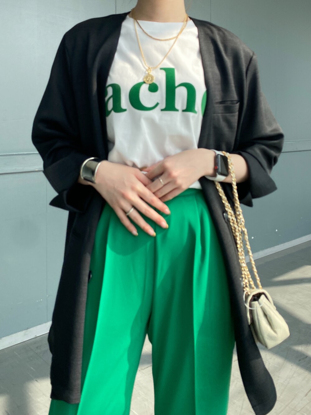 ホワイト系のTシャツ/カットソー、グレー系のノーカラージャケット、グリーン系のその他パンツを着用したレディースの春コーディネートの5枚目の写真