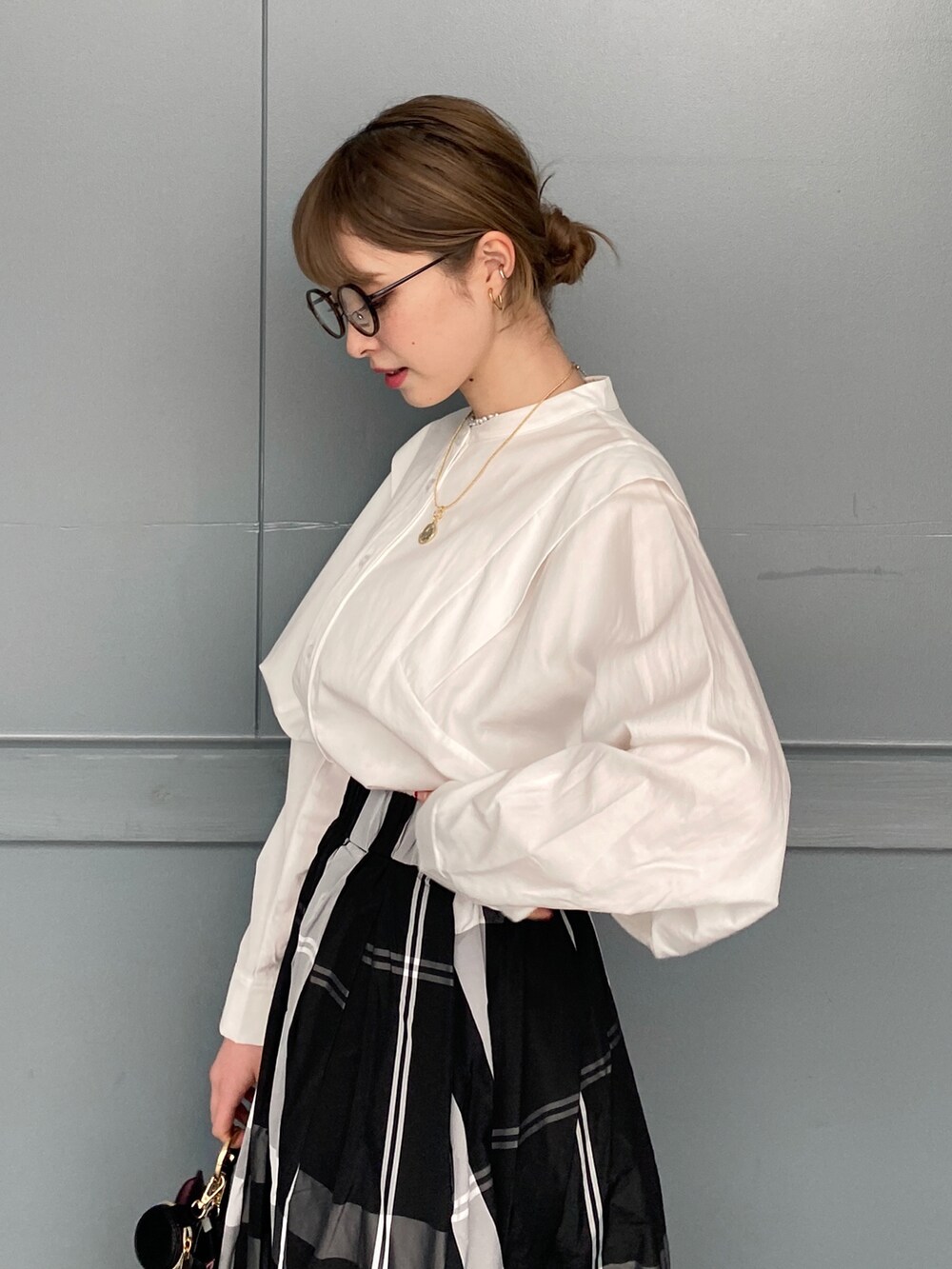 ホワイト系のシャツ/ブラウス、ブラック系のスカートを着用したレディースの冬コーディネートの4枚目の写真