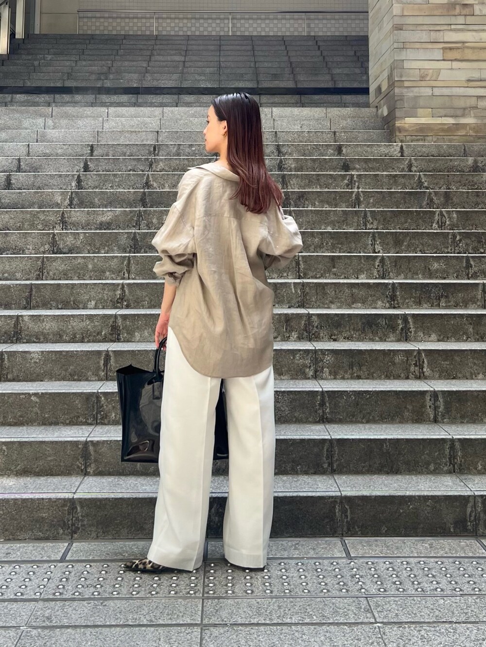 ベージュ系のシャツ/ブラウス、ホワイト系のキャミソール、ホワイト系のその他パンツを着用したレディースの夏コーディネートの2枚目の写真