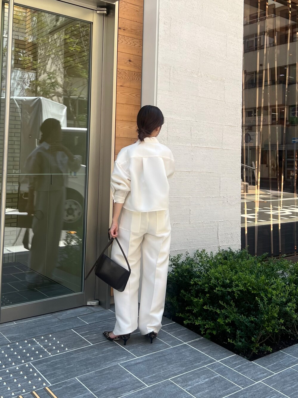 ブラウン系のショルダーバッグ、イエロー系のパンプスを着用したレディースの夏コーディネートの2枚目の写真