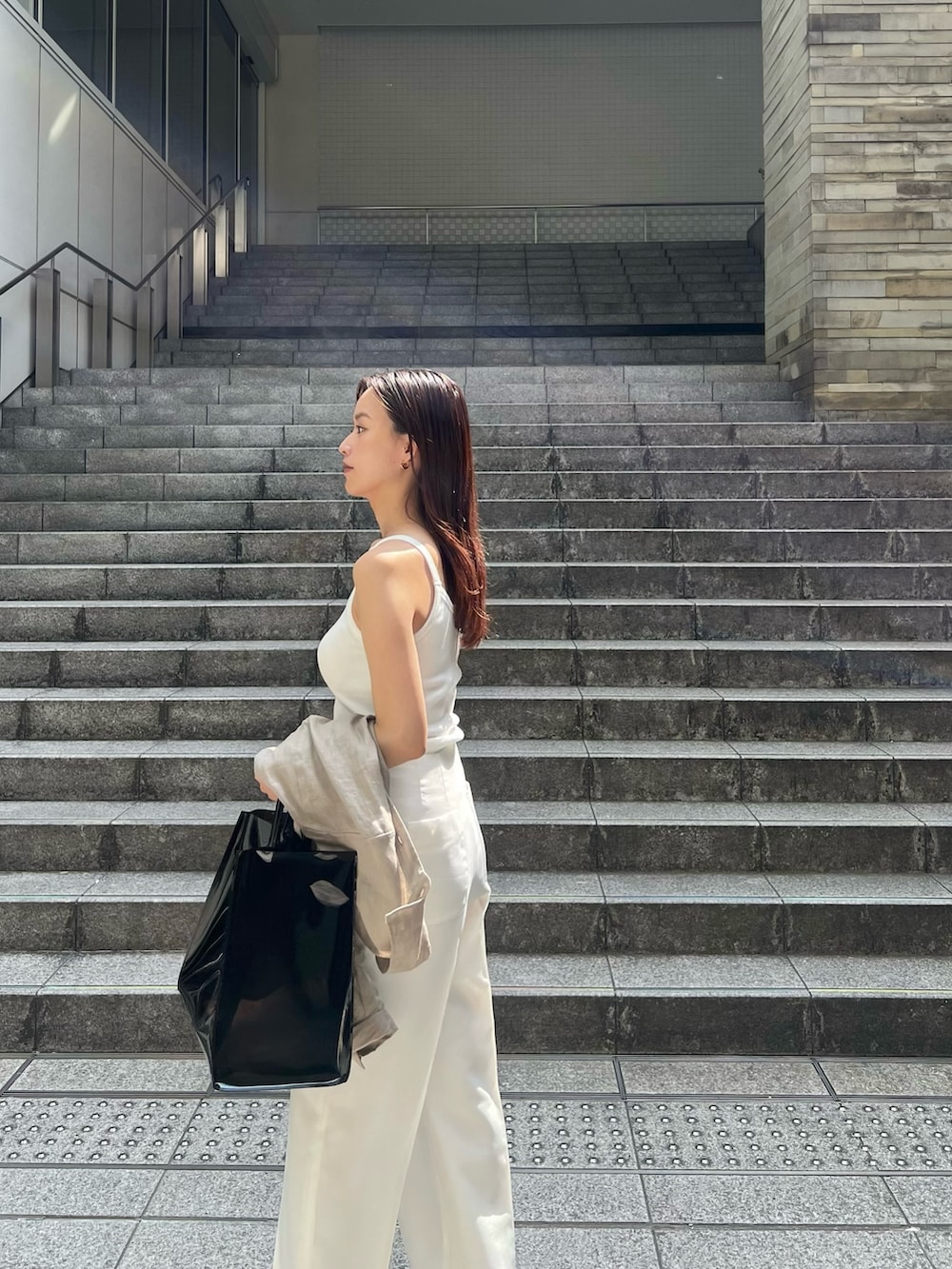 ベージュ系のシャツ/ブラウス、ホワイト系のキャミソール、ホワイト系のその他パンツを着用したレディースの夏コーディネートの3枚目の写真