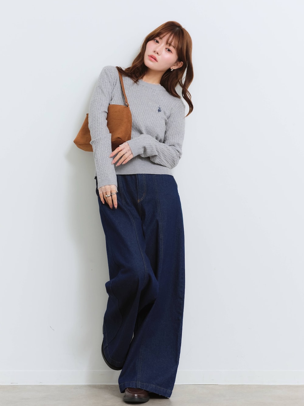 ブラック系のTシャツ/カットソーを着用したレディースの冬コーディネートの2枚目の写真