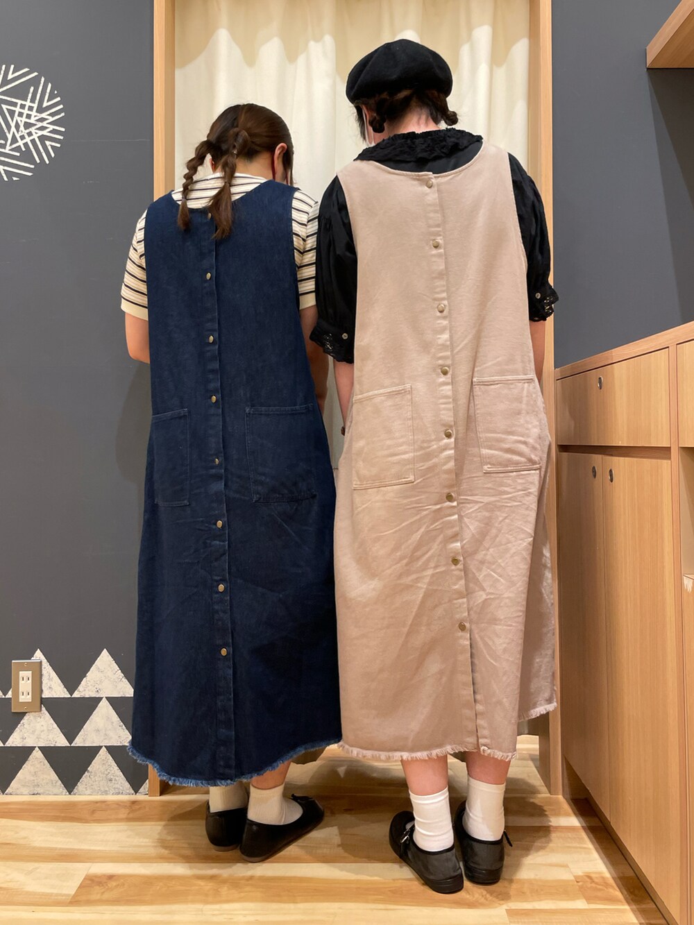 ホワイト系のTシャツ/カットソー、ブラック系のシャツ/ブラウス、ブルー系のワンピースを着用したレディースの夏コーディネートの2枚目の写真