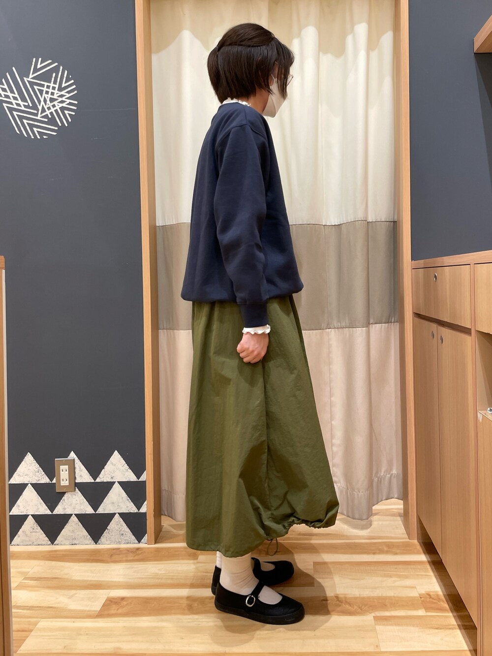 ホワイト系のTシャツ/カットソー、ブルー系のスウェット、グリーン系のスカートを着用したレディースの秋コーディネートの2枚目の写真