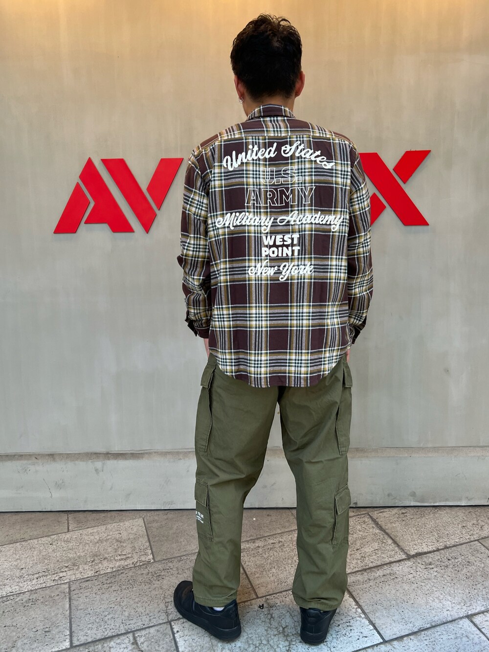 ブラウン系のシャツ/ブラウス、グリーン系のカーゴパンツを着用したメンズの夏コーディネートの2枚目の写真