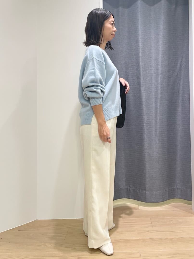 ホワイト系のその他パンツ、ブルー系のニット/セーター、ブラック系のトートバッグを着用したレディースの秋コーディネートの3枚目の写真