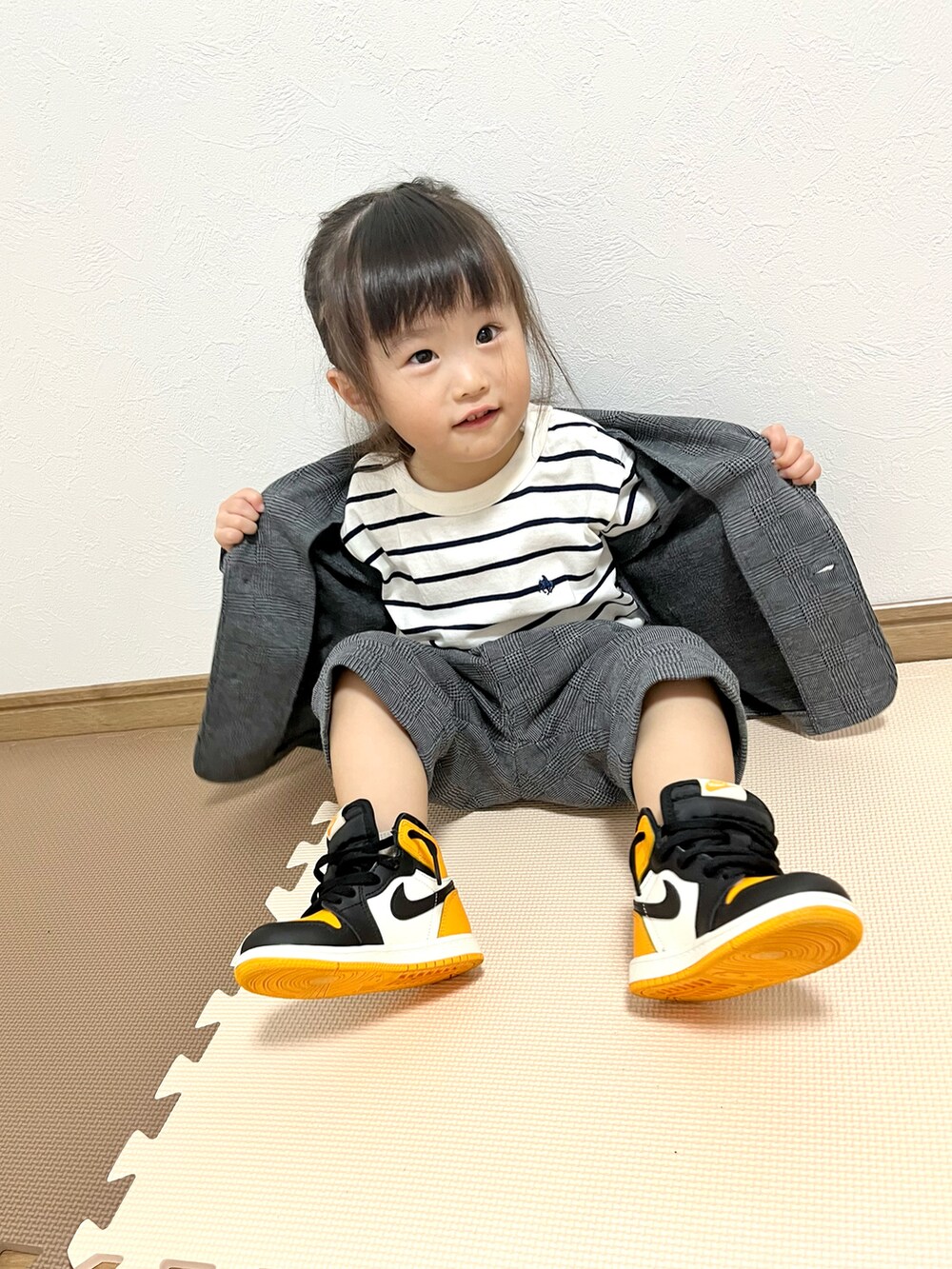 イエロー系のスニーカー、グレー系のセットアップ、グレー系のその他パンツを着用したキッズの春コーディネートの3枚目の写真