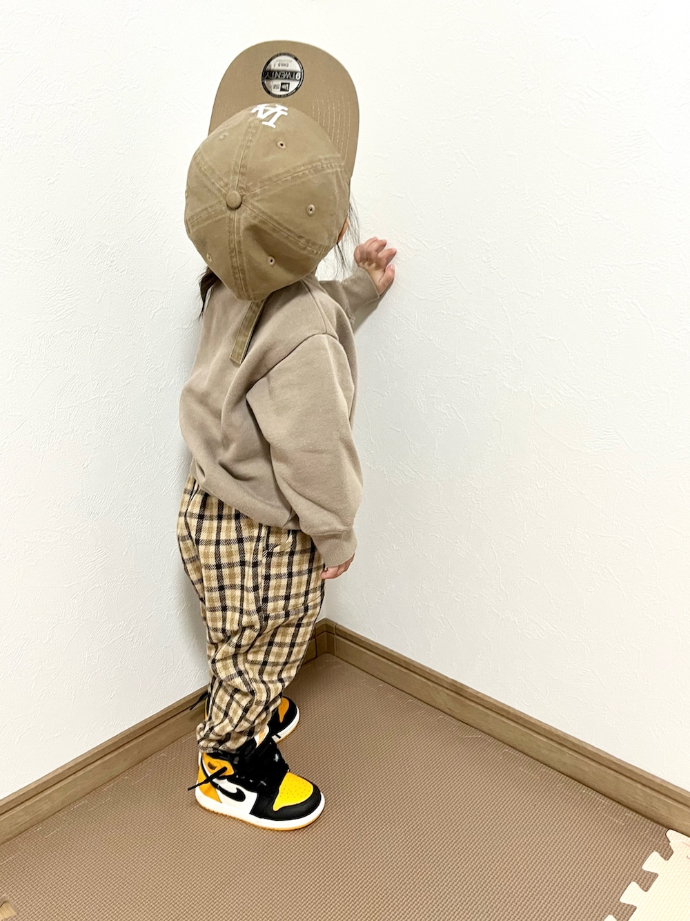 「スウェットコーデ、ストリートファッション、スニーカー女子、NEW ERA、ナイキ、チェック柄パンツ」｜「NEW ERAのアイテム（キャップ、ベージュ系）」を使った、ictw10さん（キッズ・90cm）の春コーディネートの3枚目の写真