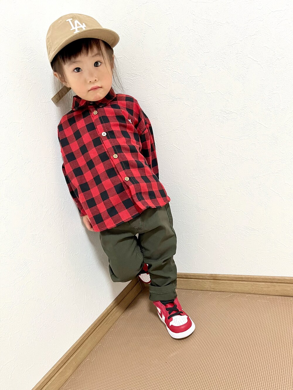 レッド系のシャツ/ブラウス、グリーン系のチノパンツ、レッド系のスニーカーを着用したキッズの春コーディネートの3枚目の写真