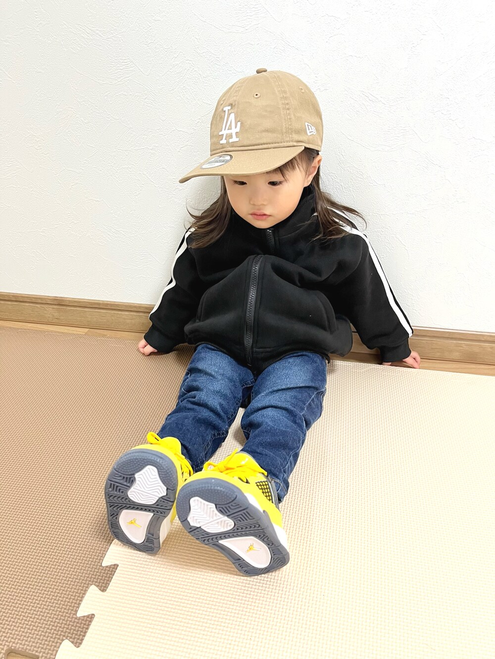 「キッズコーデ、ストリートファッション、トラックジャケット、Lee、NEW ERA、スニーカー女子、NIKE、おしゃれさんと繋がりたい」｜「NEW ERAのアイテム（キャップ、ベージュ系）」を使った、ictw10さん（キッズ・90cm）の春コーディネートの3枚目の写真