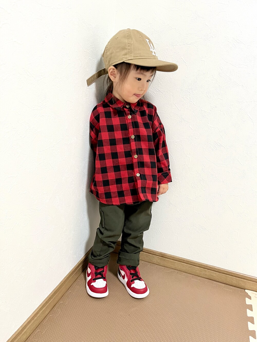 レッド系のシャツ/ブラウス、グリーン系のチノパンツ、レッド系のスニーカーを着用したキッズの春コーディネートの2枚目の写真
