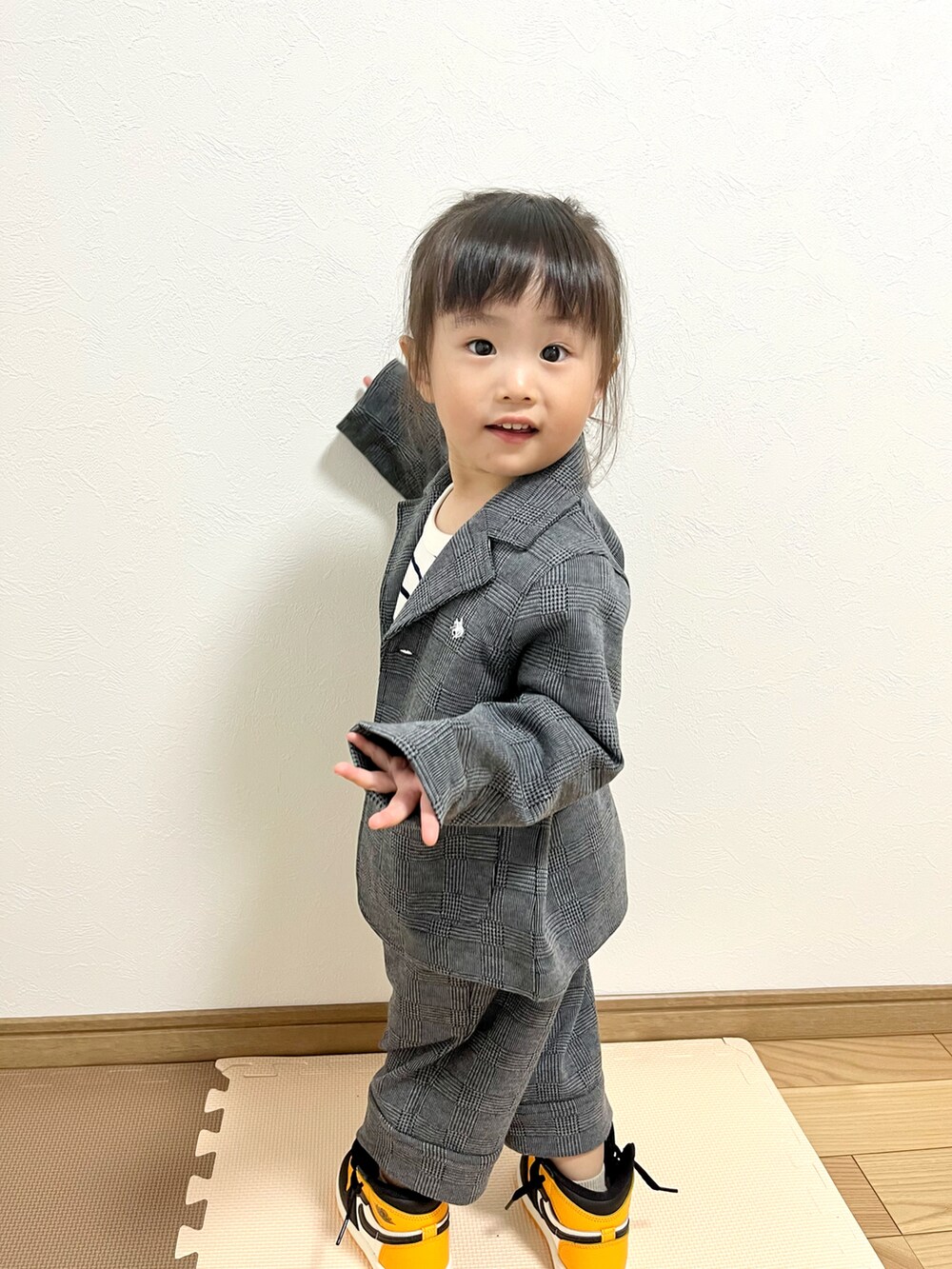 イエロー系のスニーカー、グレー系のセットアップ、グレー系のその他パンツを着用したキッズの春コーディネートの4枚目の写真