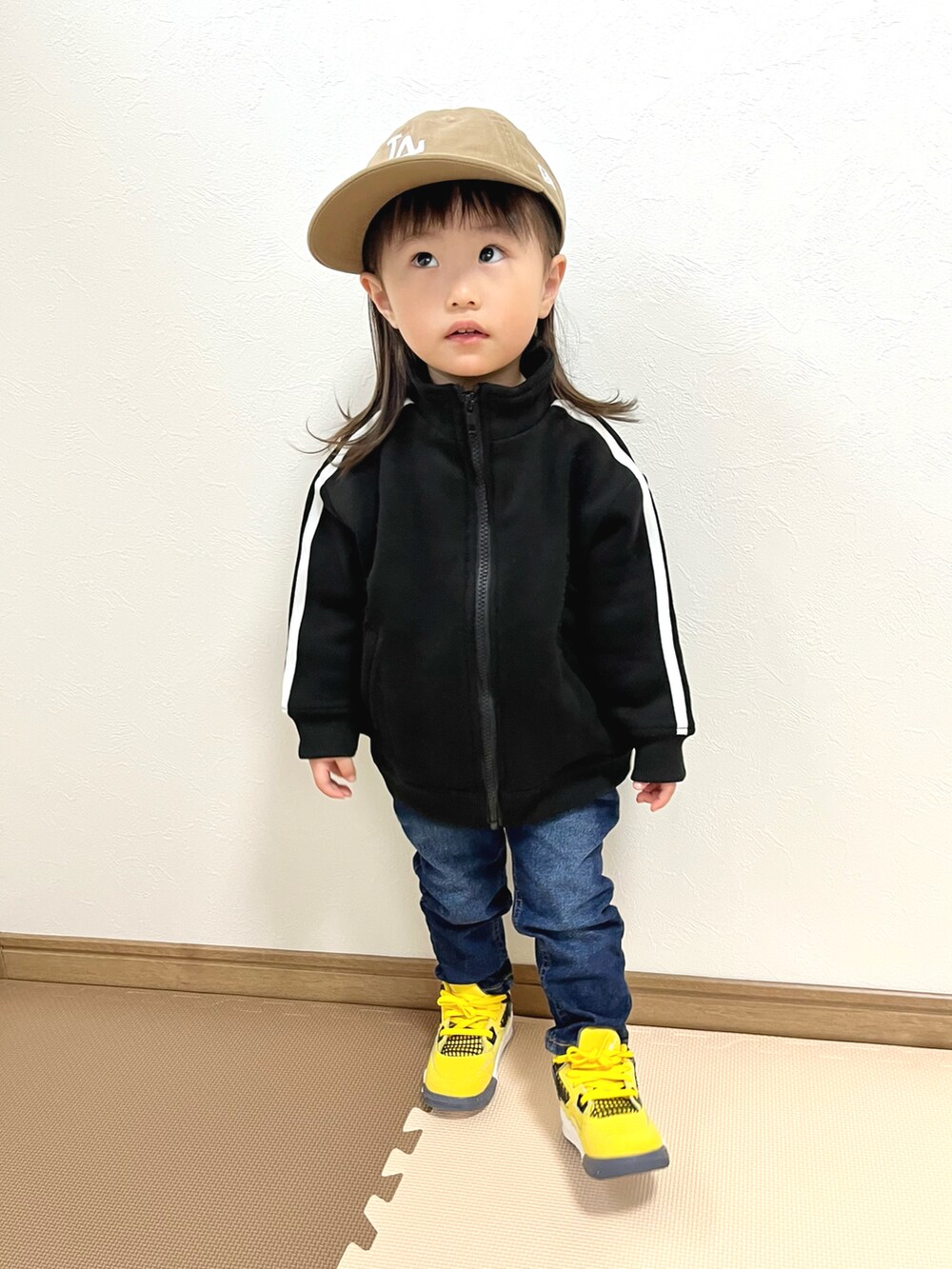 「キッズコーデ、ストリートファッション、トラックジャケット、Lee、NEW ERA、スニーカー女子、NIKE、おしゃれさんと繋がりたい」｜「NEW ERAのアイテム（キャップ、ベージュ系）」を使った、ictw10さん（キッズ・90cm）の春コーディネートの2枚目の写真