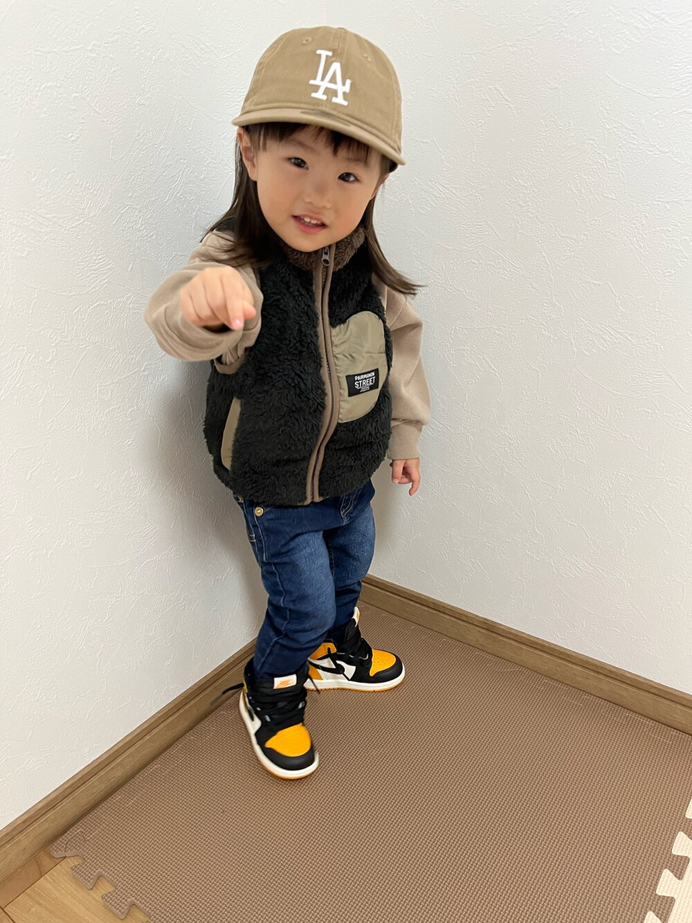 「シンプルコーデ、スウェット、ストリート、ベスト、おしゃれさんと繋がりたい、ナイキ、スニーカー女子、NEW ERA、Lee」｜「NEW ERAのアイテム（キャップ、ベージュ系）」を使った、ictw10さん（キッズ・90cm）の春コーディネートの2枚目の写真