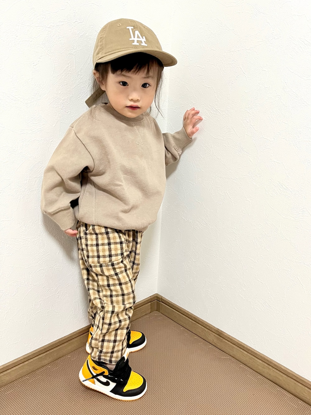 「スウェットコーデ、ストリートファッション、スニーカー女子、NEW ERA、ナイキ、チェック柄パンツ」｜「NEW ERAのアイテム（キャップ、ベージュ系）」を使った、ictw10さん（キッズ・90cm）の春コーディネートの2枚目の写真