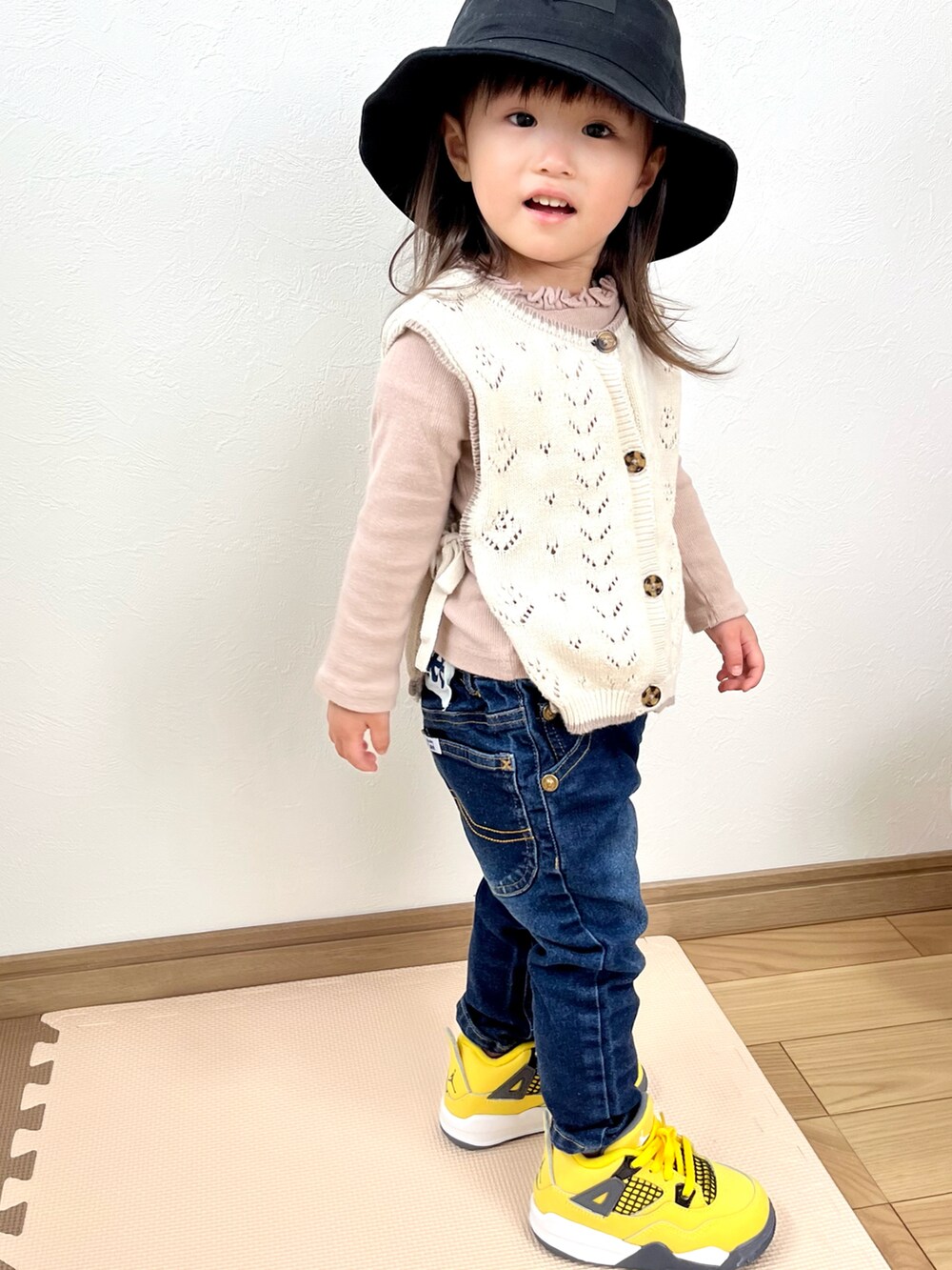 「キッズコーデ、スニーカー女子、バケットハット、春コーデ、ベストコーデ、NIKE、バースデイ購入品、プチプラコーデ」｜「NIKEのナイキ キッズ バケット キャップ / Nike Kids' Bucket Hat（ハット、ブラック系）」を使った、ictw10さん（キッズ・90cm）の春コーディネートの2枚目の写真