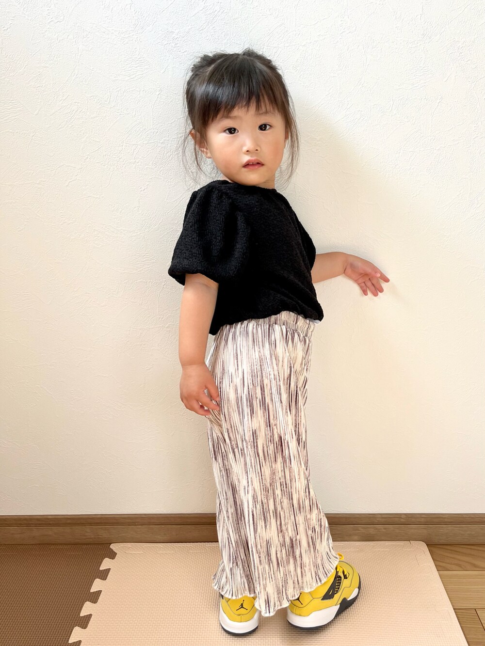 「お出かけコーデ日記、キッズコーデ、キッズファッション、お洒落さんとつながりたい、女の子コーデ、おとなっぽコーデ、NIKE、birthday」｜「Birthdayのアイテム（Tシャツ/カットソー、ブラック系）」を使った、ictw10さん（キッズ・90cm）の春コーディネートの2枚目の写真