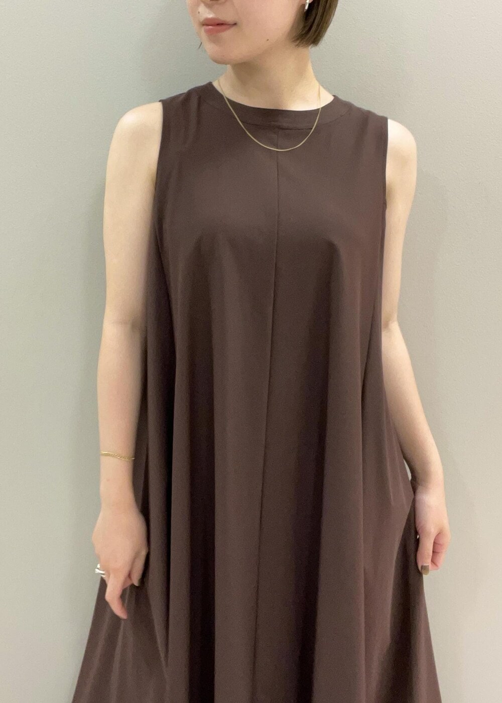 ブラック系のサンダル、ベージュ系のカーディガン/ボレロ、ブラウン系のワンピースを着用したレディースの夏コーディネートの6枚目の写真