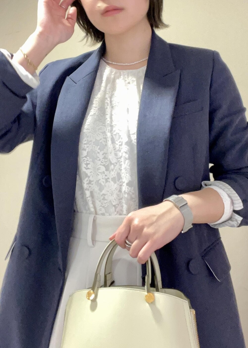 ホワイト系のその他パンツ、グリーン系のハンドバッグ、ブラック系のパンプスを着用したレディースの春コーディネートの8枚目の写真