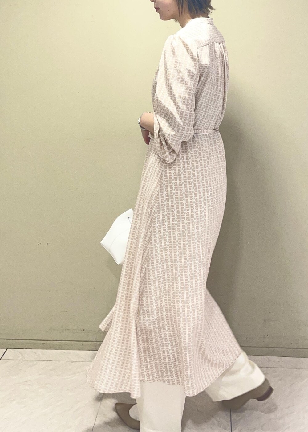 ホワイト系のハンドバッグ、ピンク系のワンピース、ホワイト系のその他パンツを着用したレディースの春コーディネートの4枚目の写真