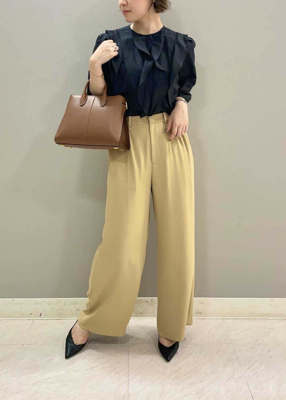 ブラック系のシャツ/ブラウス、ベージュ系のその他パンツ、ブラック系のノーカラージャケットを着用したレディースの秋コーディネートの3枚目の写真