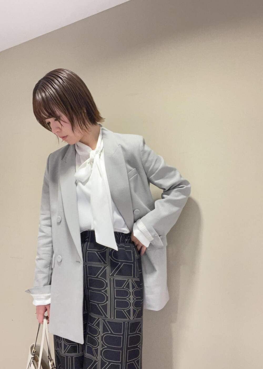 ブラック系のその他パンツ、ホワイト系のシャツ/ブラウス、ホワイト系のトートバッグを着用したレディースの冬コーディネートの8枚目の写真