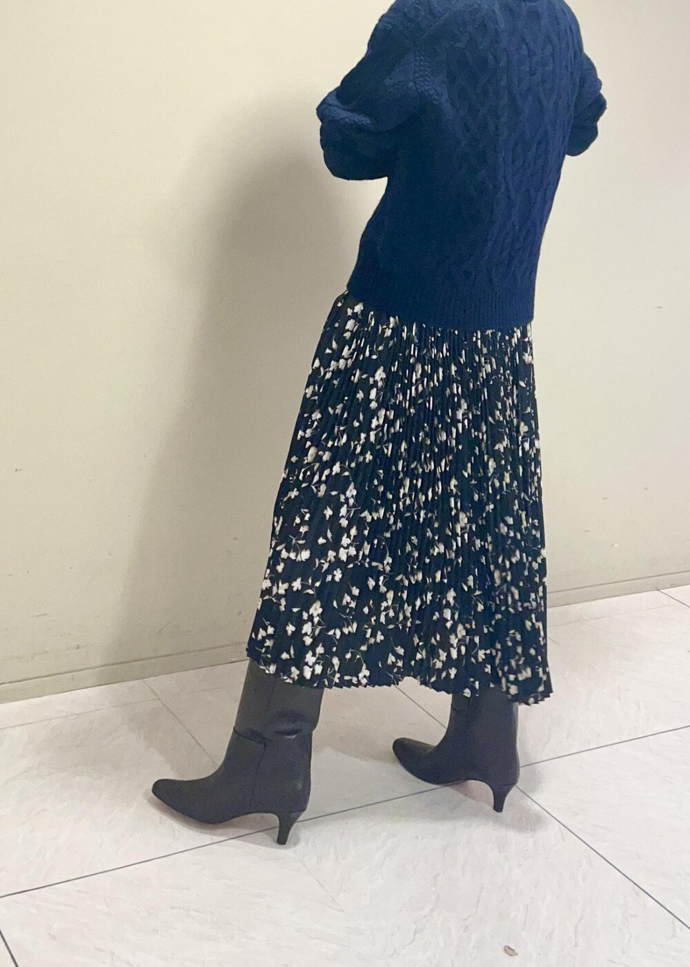 ブラウン系のブーツ、イエロー系のトートバッグ、ブラック系のスカートを着用したレディースの秋コーディネートの5枚目の写真