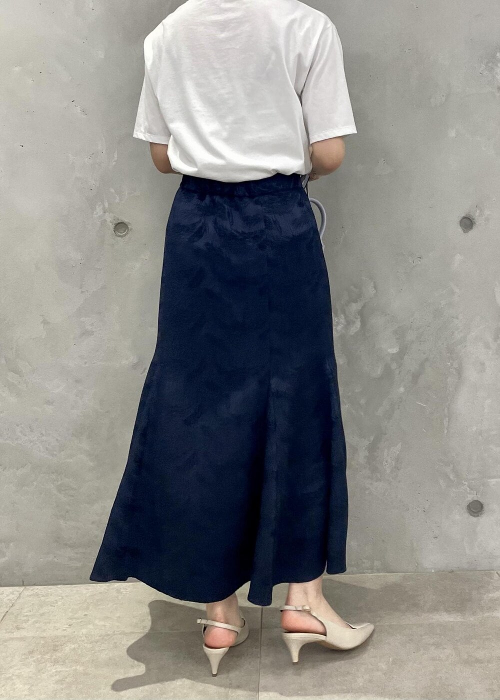 ベージュ系のパンプス、ブルー系のスカート、ホワイト系のTシャツ/カットソーを着用したレディースの春コーディネートの4枚目の写真