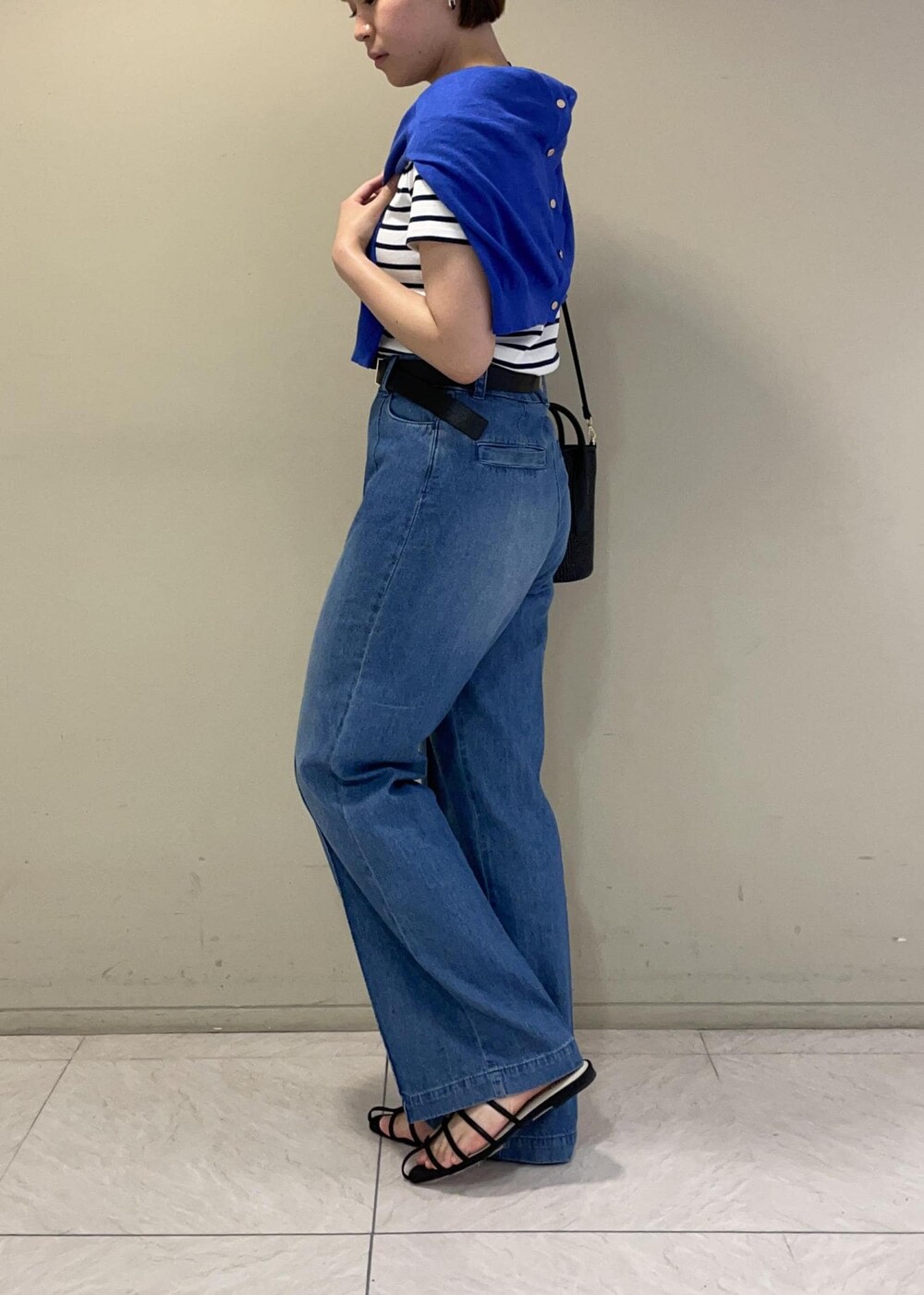 ブルー系のカーディガン/ボレロ、ブラック系のサンダル、ブラック系のハンドバッグを着用したレディースの夏コーディネートの6枚目の写真