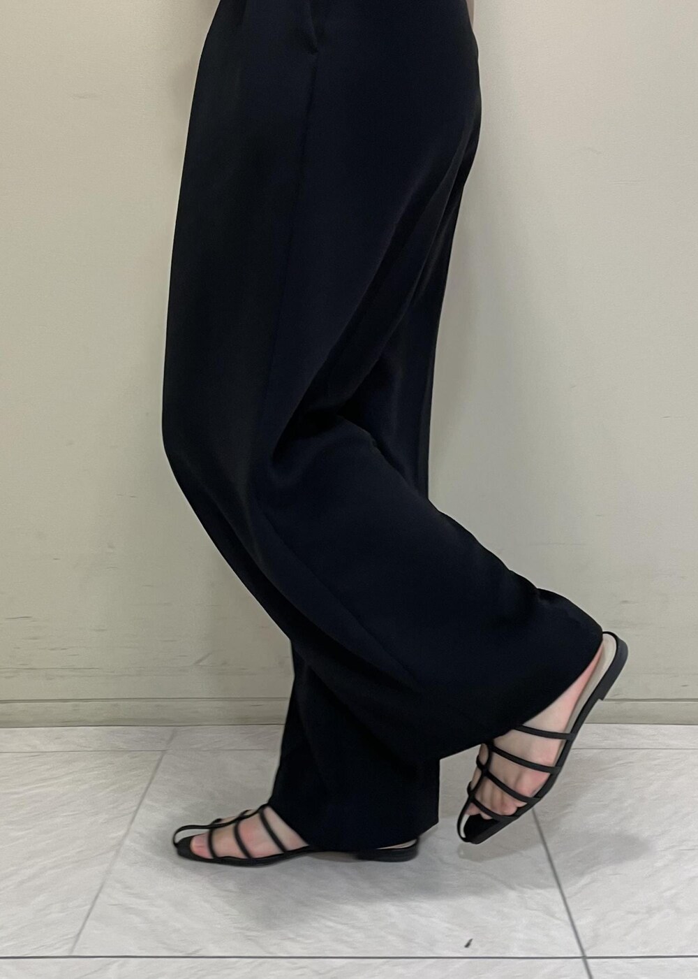 ブラック系のその他パンツ、ブラック系のハンドバッグ、ブラック系のサンダルを着用したレディースの春コーディネートの8枚目の写真