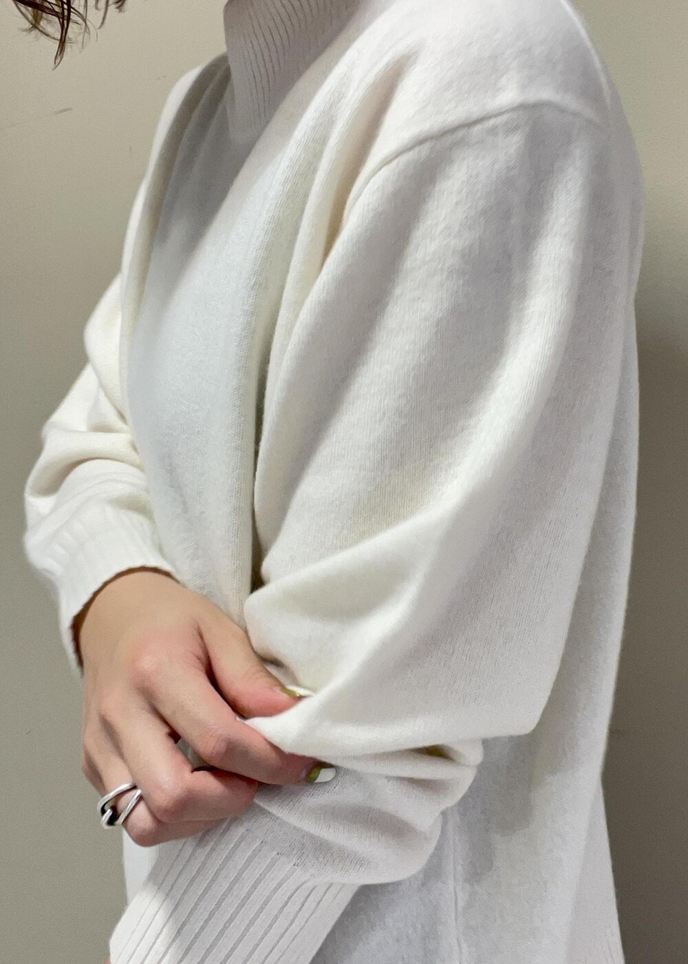 パープル系のハンドバッグ、ブラック系のブーツ、ブラック系のスカートを着用したレディースの秋コーディネートの8枚目の写真