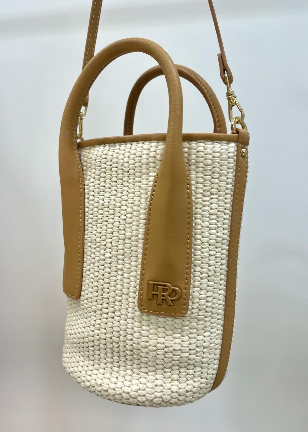 ブラック系のサンダル、ベージュ系のハンドバッグ、ホワイト系のその他パンツを着用したレディースの夏コーディネートの9枚目の写真