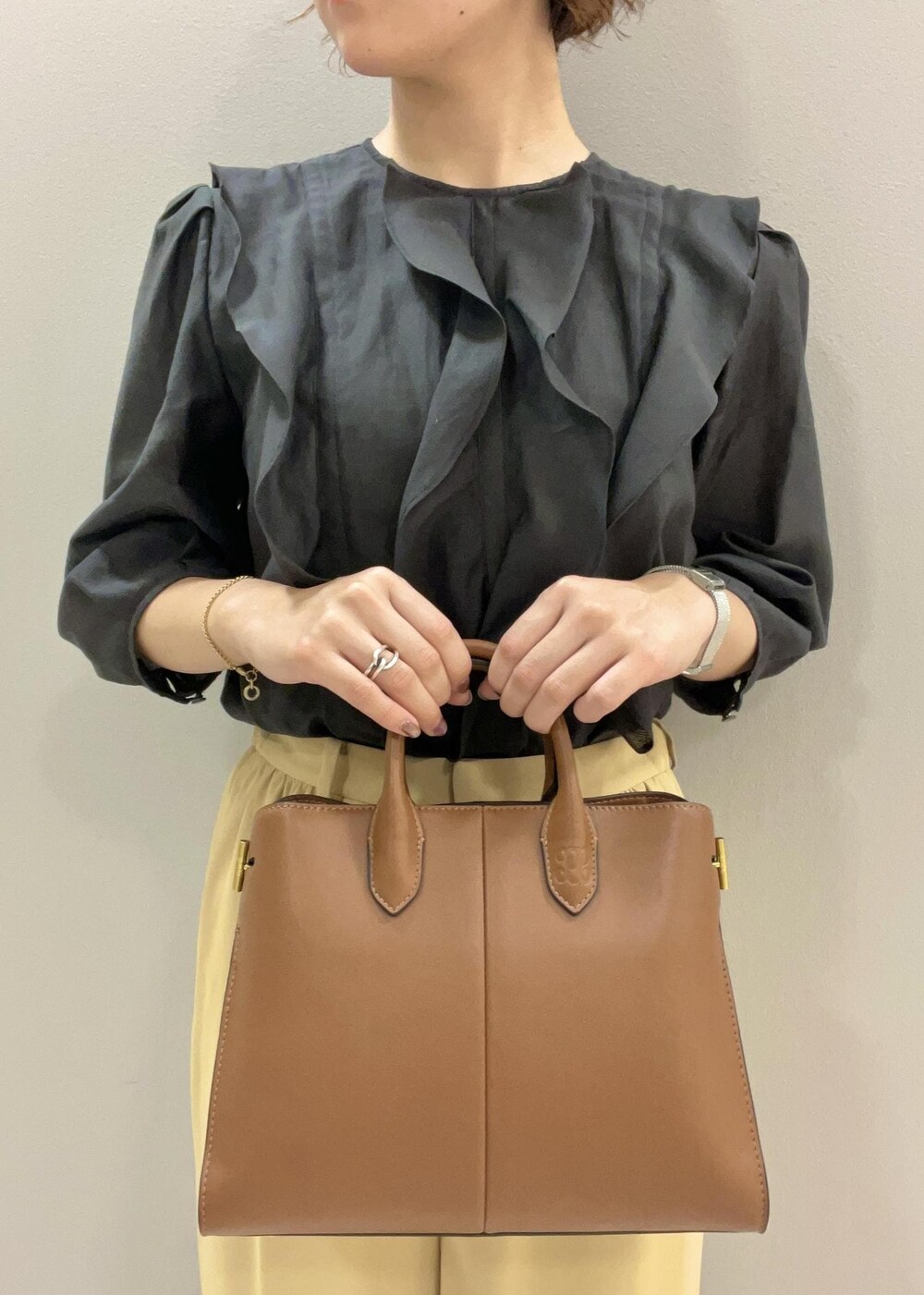 ベージュ系のその他パンツ、ブラック系のノーカラージャケット、ブラック系のパンプスを着用したレディースの秋コーディネートの7枚目の写真