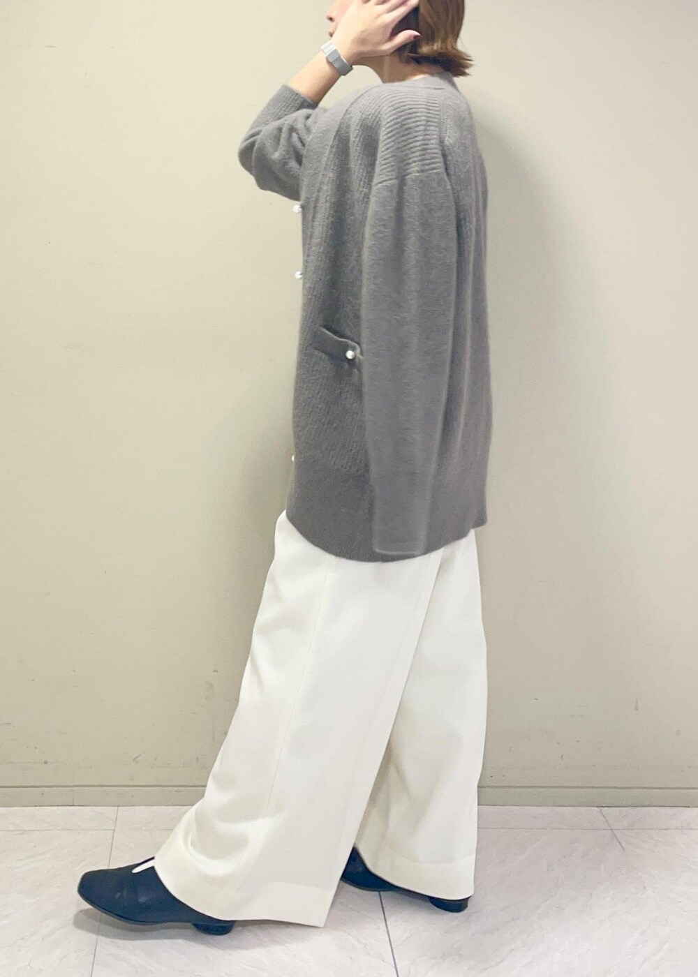 ホワイト系のハンドバッグ、ブラウン系のカーディガン/ボレロ、ブラウン系のニット/セーターを着用したレディースの秋コーディネートの4枚目の写真