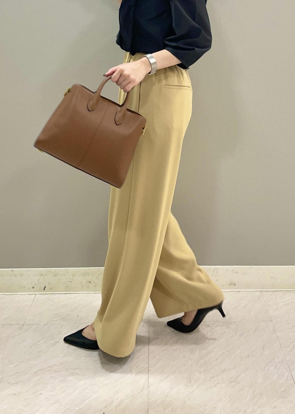 ブラック系のシャツ/ブラウス、ベージュ系のその他パンツ、ブラック系のノーカラージャケットを着用したレディースの秋コーディネートの6枚目の写真