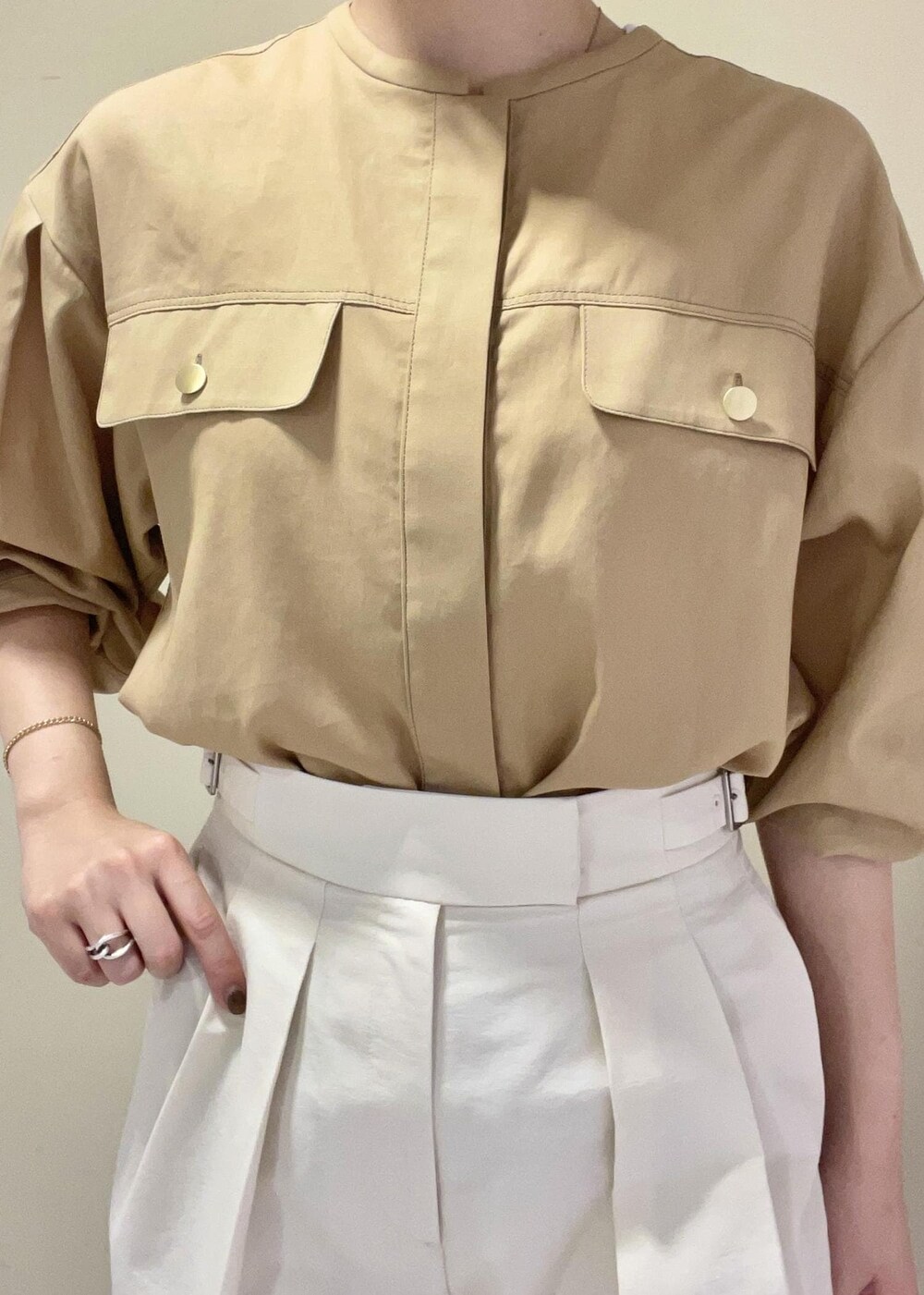 ブラック系のサンダル、ベージュ系のハンドバッグ、ホワイト系のその他パンツを着用したレディースの夏コーディネートの5枚目の写真