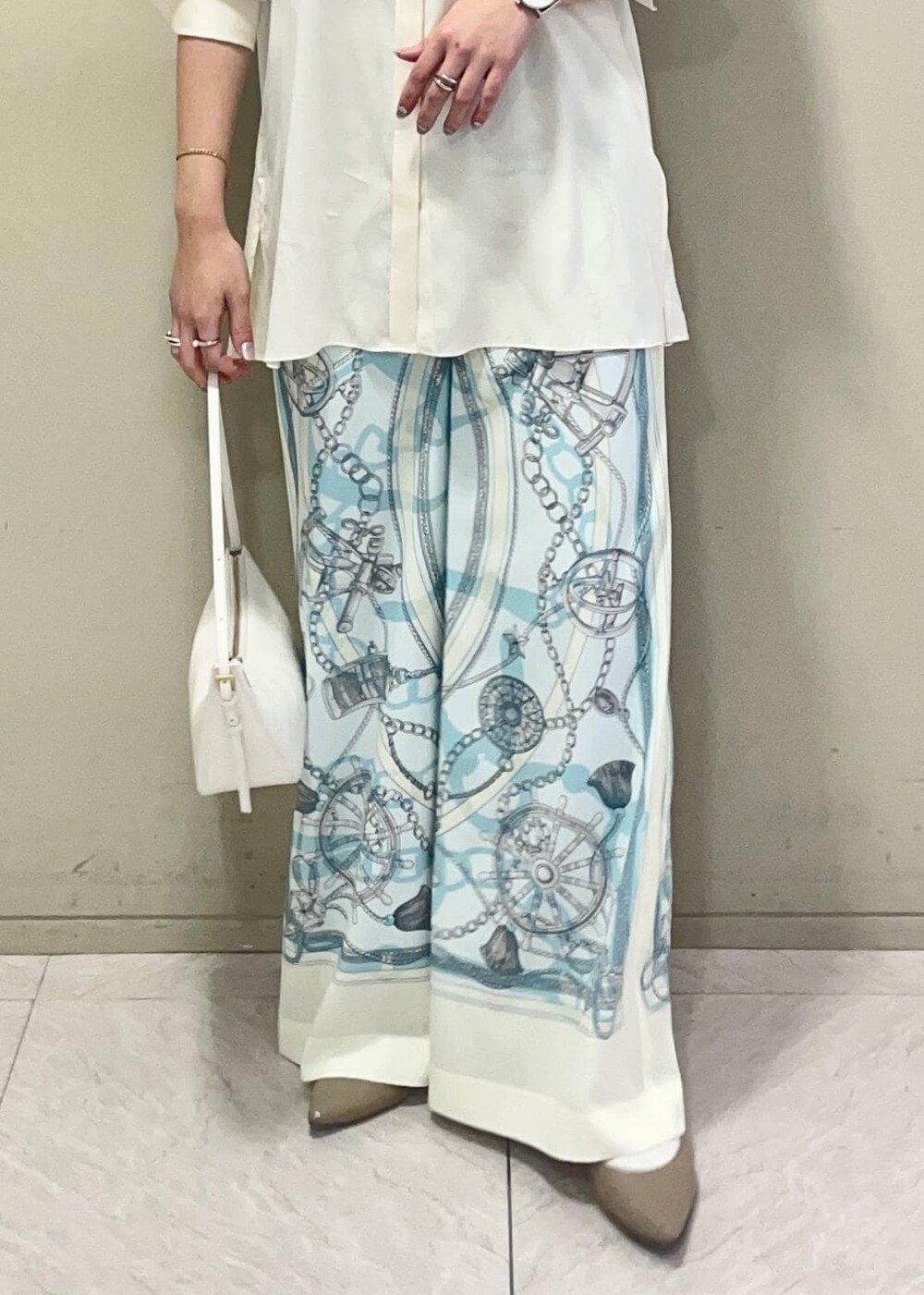 ホワイト系のハンドバッグ、ホワイト系のその他パンツ、ホワイト系のシャツ/ブラウスを着用したレディースの春コーディネートの7枚目の写真