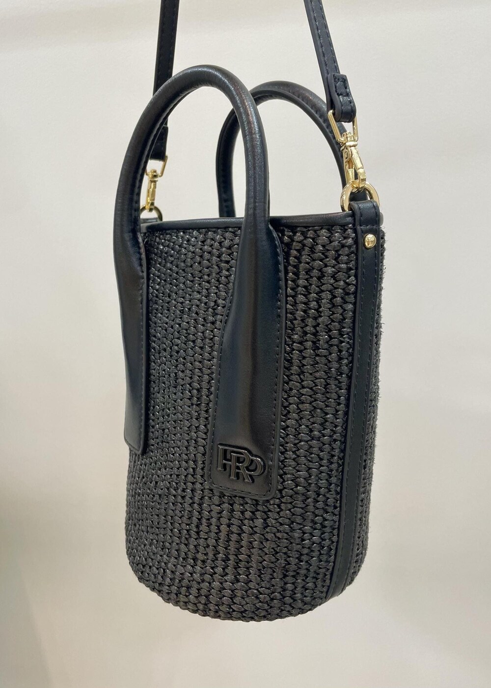 ブラック系のサンダル、ブラック系のハンドバッグ、ブラック系のTシャツ/カットソーを着用したレディースの夏コーディネートの8枚目の写真