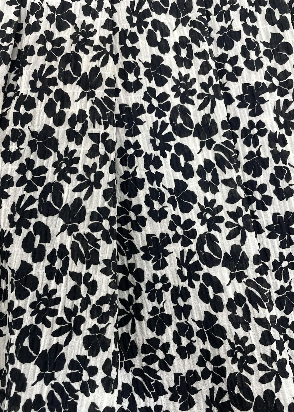 ベージュ系のハンドバッグ、ホワイト系のTシャツ/カットソー、ブラック系のスカートを着用したレディースの夏コーディネートの6枚目の写真